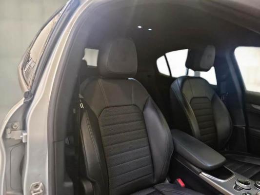 Alfa Romeo Stelvio 12