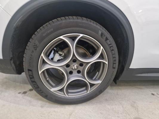 Alfa Romeo Stelvio 17